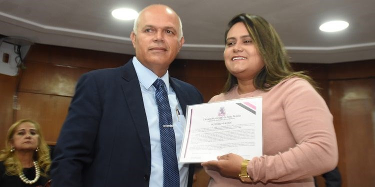 Nữ nhân viên cứu hỏa cứu bé gái ngã lầu ở Brazil
