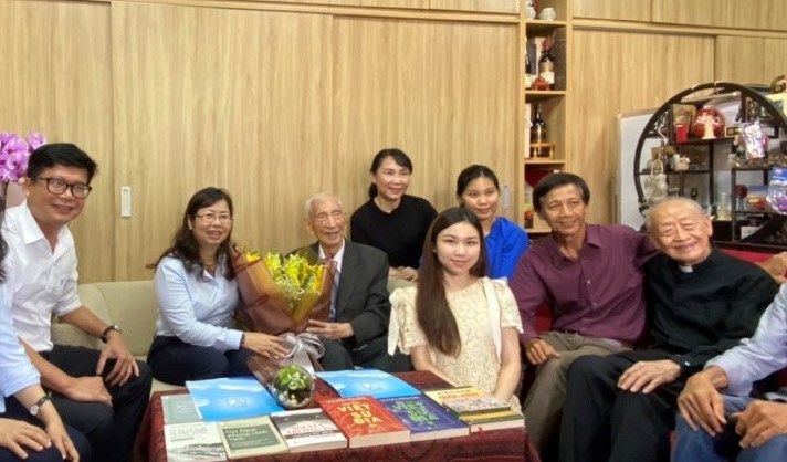Nhà nghiên cứu Nguyễn Ðình Ðầu và Nhà Xuất Bản Trẻ ký kết hợp đồng tác quyền
