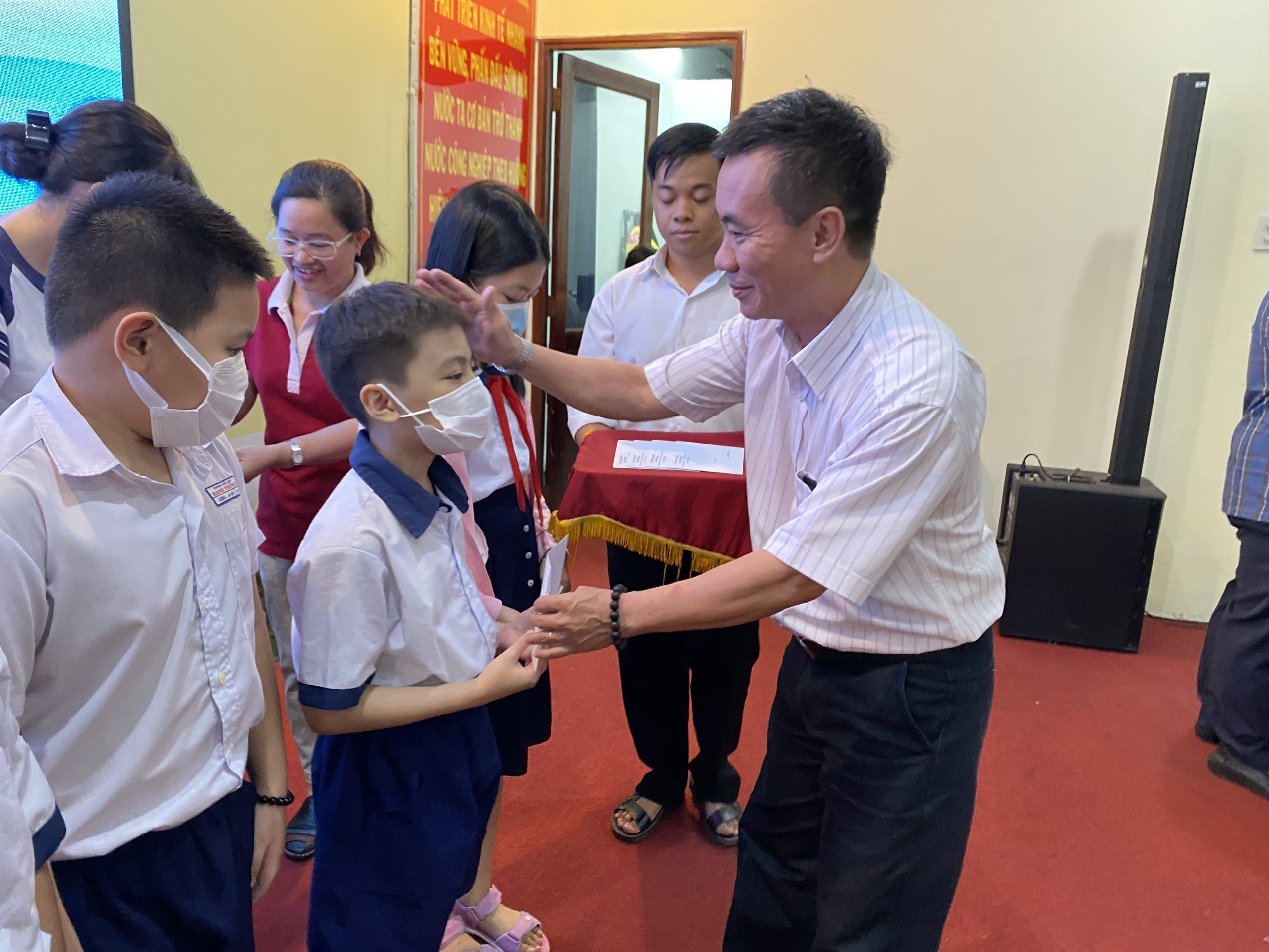 Hội Nhà báo TPHCM trao học bổng cho học sinh nghèo tại Gò Vấp