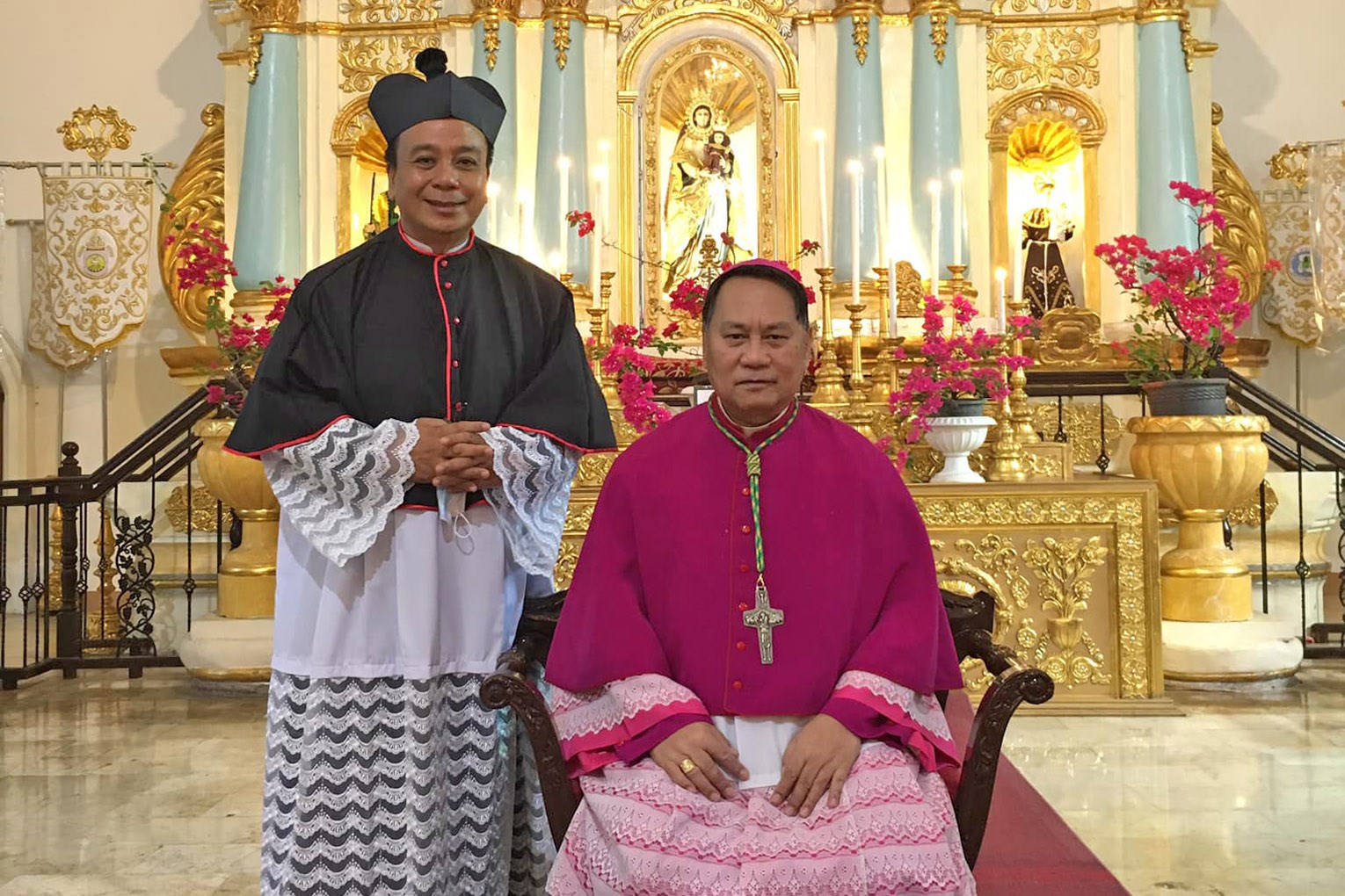 Giám quản đền thánh Badoc, Philippines nhận áo mozetta
