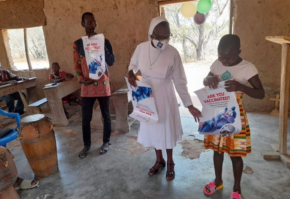 Các nữ tu tại Ghana khích lệ người dân tiêm vắc xin phòng Covid-19