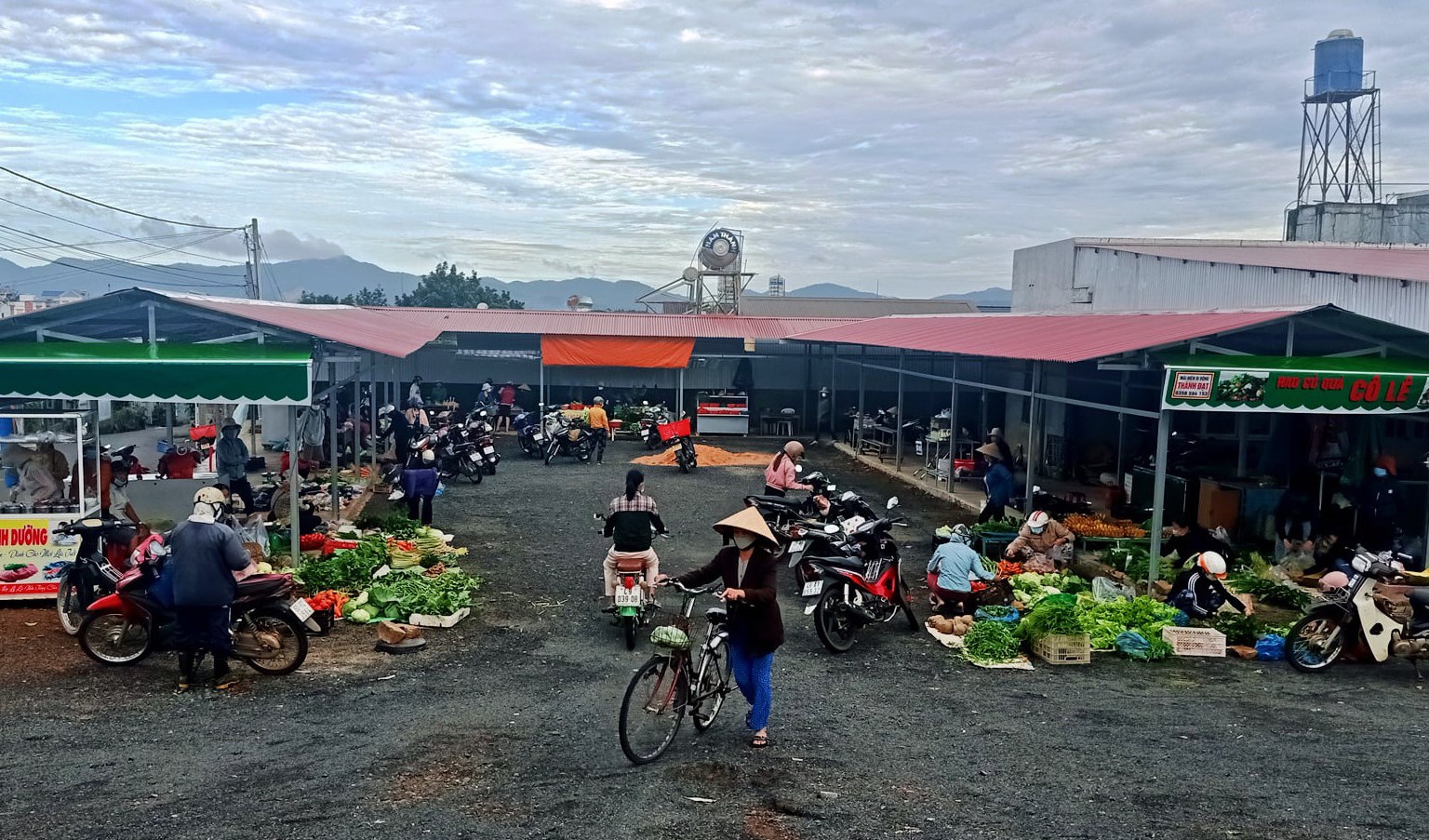 Nhà giáo lý và chợ mới ở giáo xứ Thánh Tâm