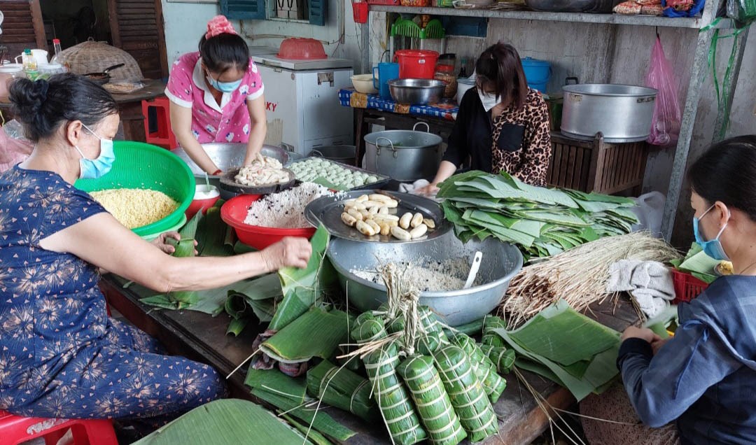 Ghé thăm xóm bánh tét đất Long An