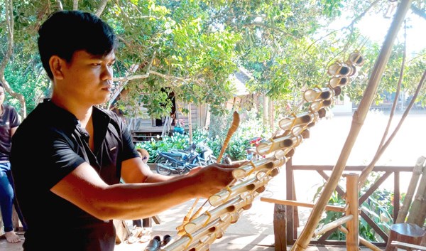 Chàng trai Xê Ðăng đam mê nghệ thuật dân tộc