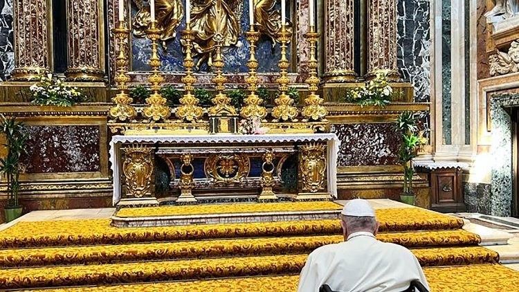 Đức Thánh Cha cầu nguyện Đức Mẹ trước chuyến tông du Canada