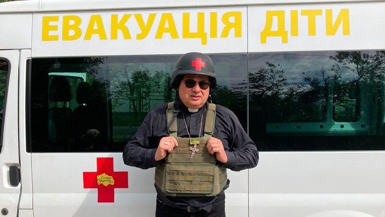 Đức Hồng y Konrad Krajewski dưới làn đạn tại Ukraine