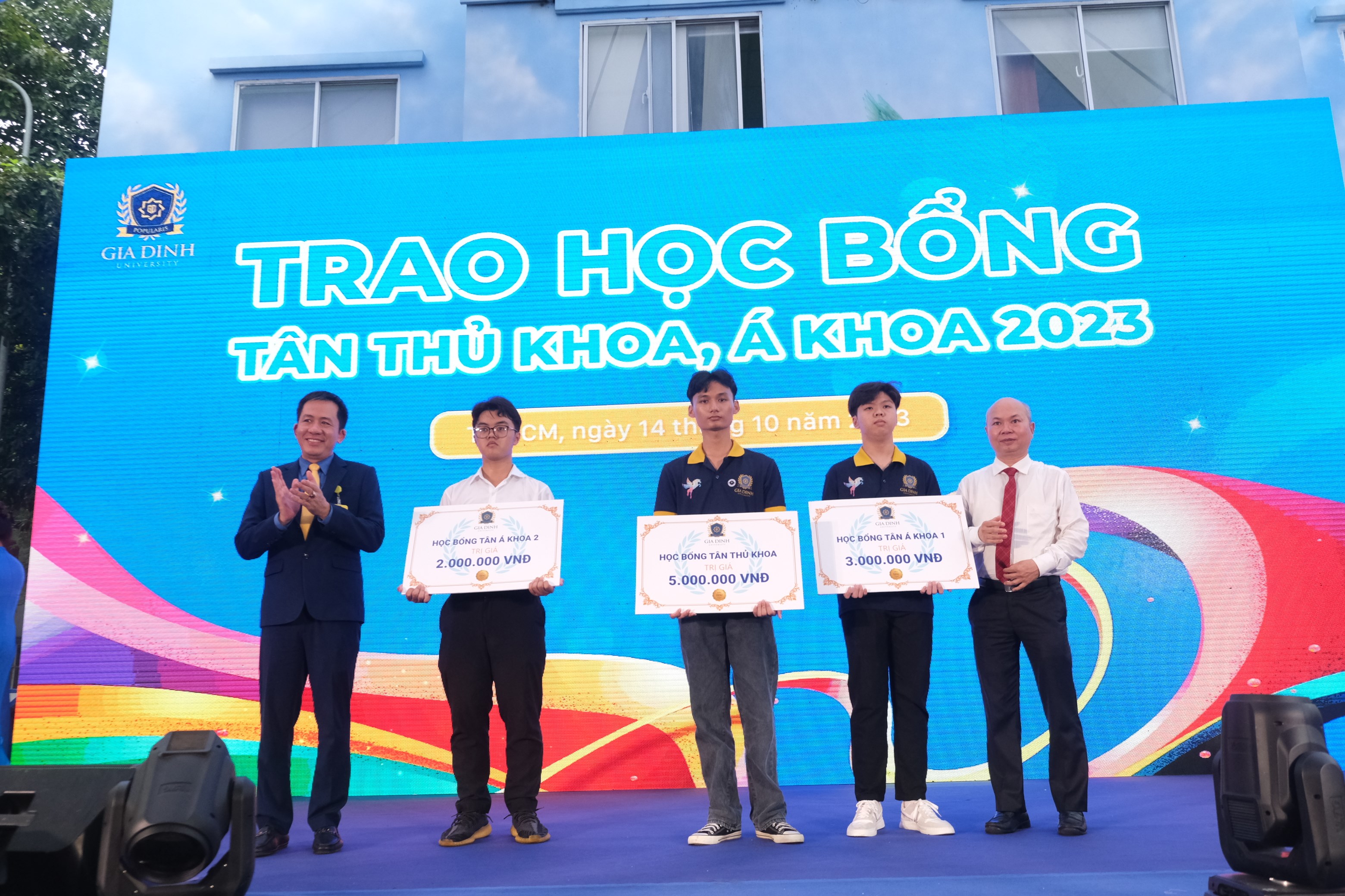 Trao học bổng hơn 1,3 tỷ đồng cho sinh viên trong lễ khai giảng năm học mới 2023-2024