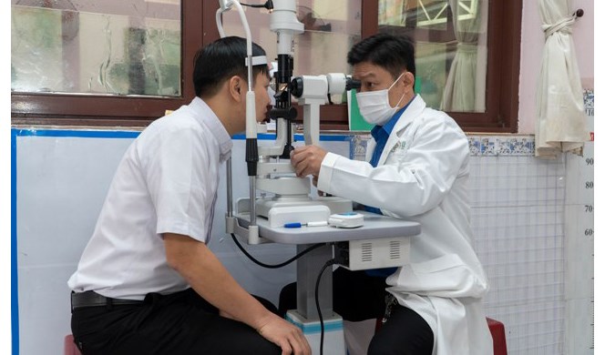 Nhiều người được khám và tư vấn sức khỏe miễn phí