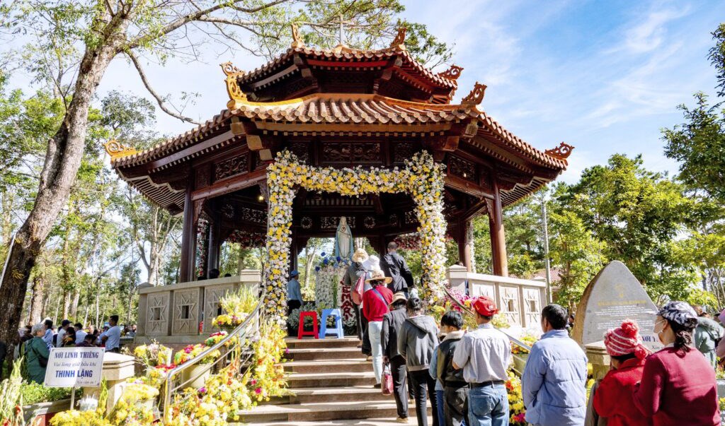 Trung tâm Hành hương Đức Mẹ Măng Đen tôn vinh Đức Mẹ