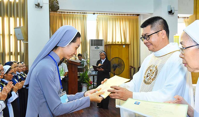 Ðào tạo triết học và thần học ở các hội dòng thế nào?