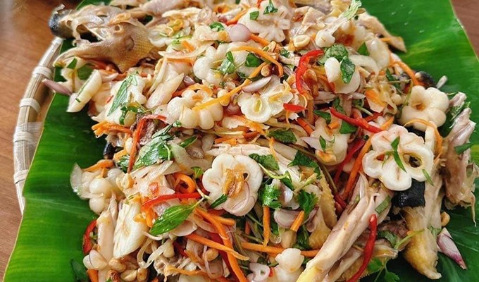 Trộn gỏi gà mùa măng cụt