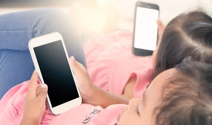 Quanh chuyện trẻ em với chiếc điện thoại