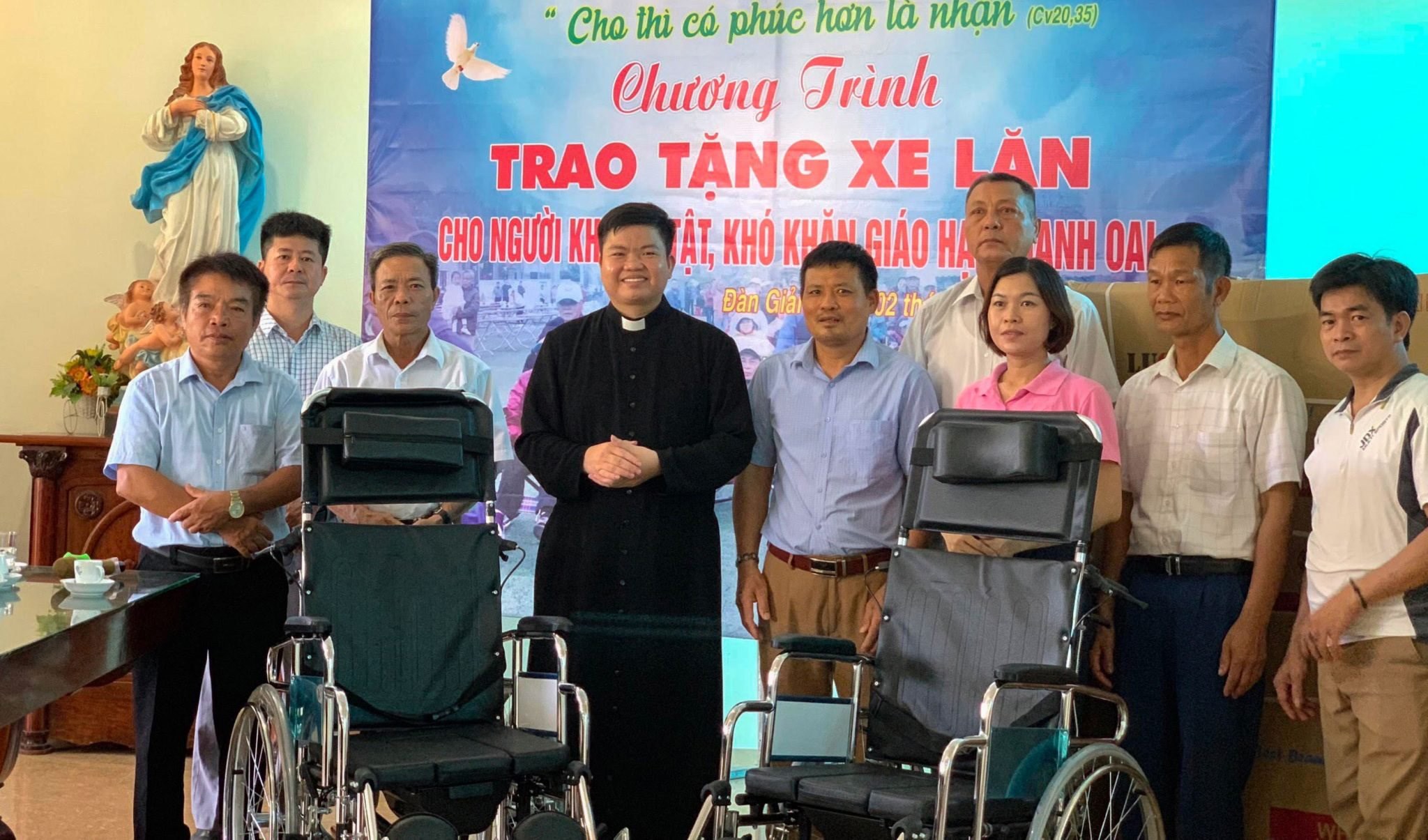 Caritas giáo hạt Thanh Oai trao tặng xe lăn cho người khuyết tật
