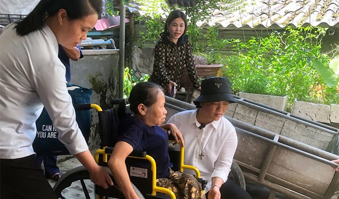 Caritas Hà Nội trao tặng xe lăn