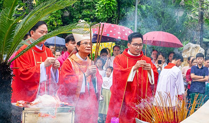 VỀ HÀNH HƯƠNG ĐỀN CHA THÁNH NĂM