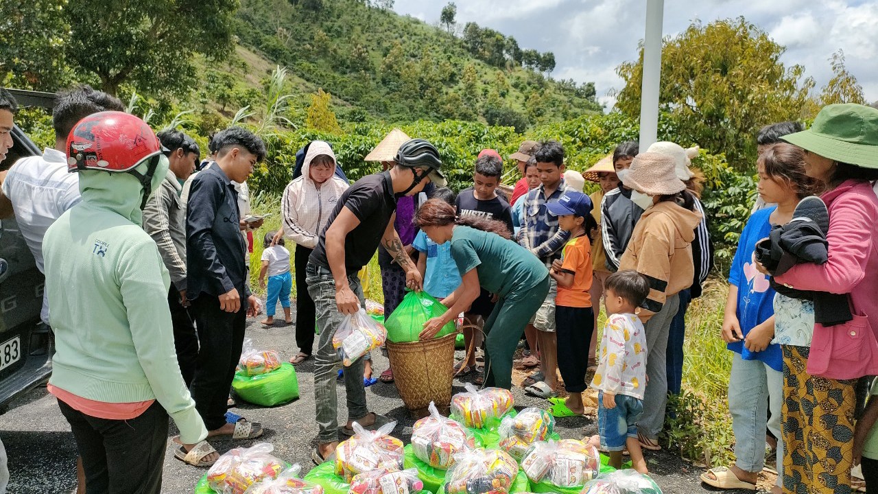 Caritas Đà Lạt chia sẻ khó khăn với bà con bị lũ quét