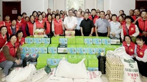 Tín hữu Trung Quốc viếng thăm chủng sinh và nữ tu