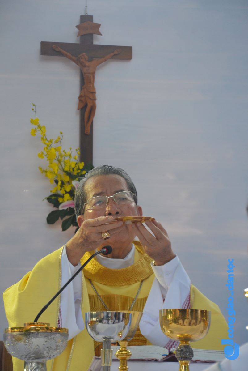Don Bosco dung nha cho tre ngheo