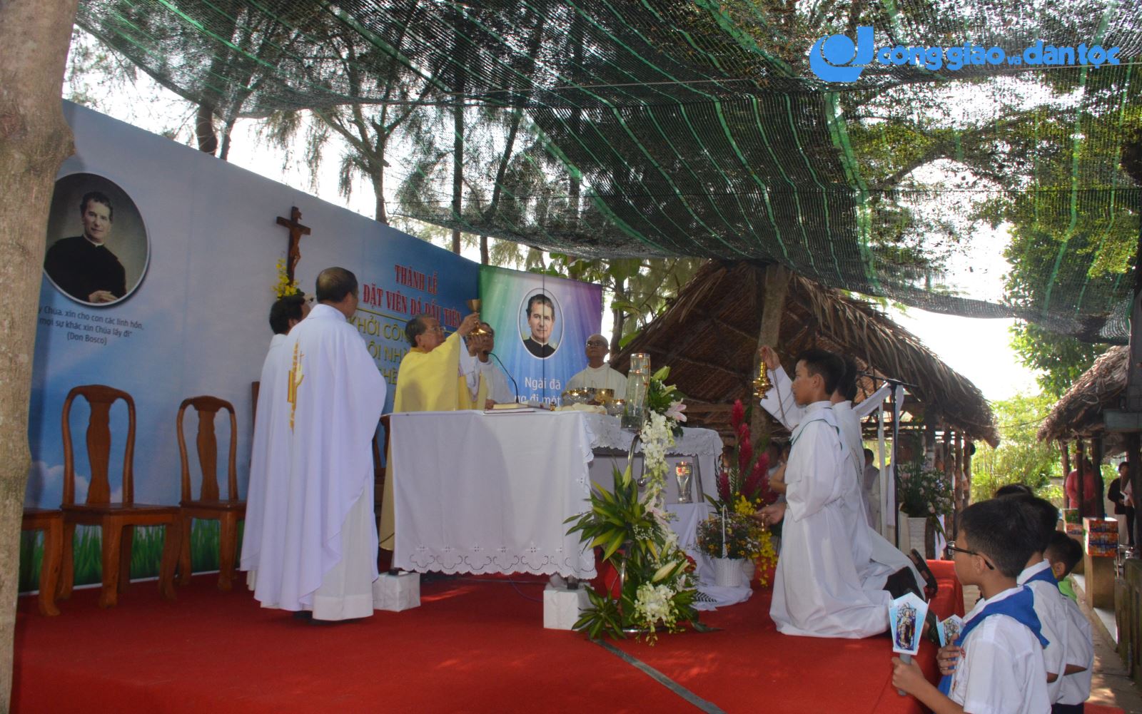 Don Bosco dung nha cho tre ngheo
