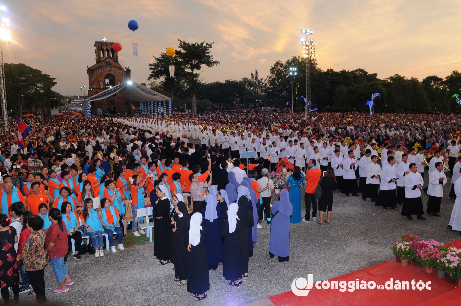 16 Cung nghinh Duc Mẹ La Vang
