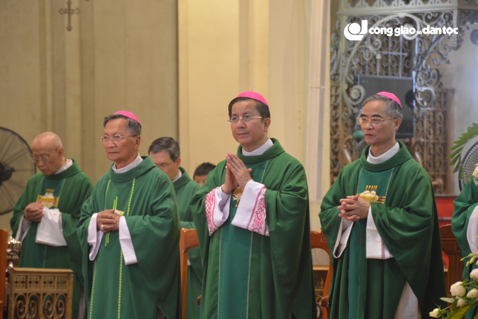 phái đoàn Tòa Thánh dâng lễ tại nhà thờ Đức Bà Sài Gòn