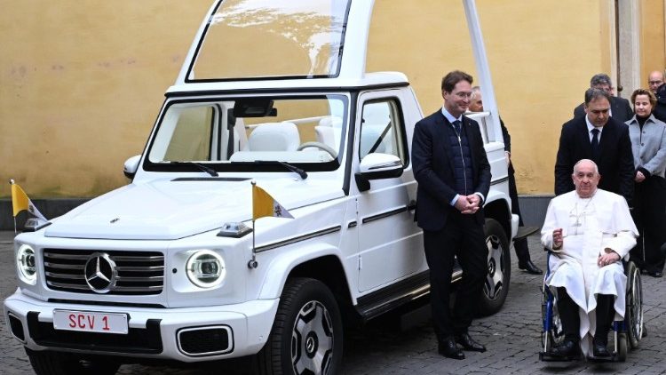 Mercedes-Benz “điện hóa” Papamobile