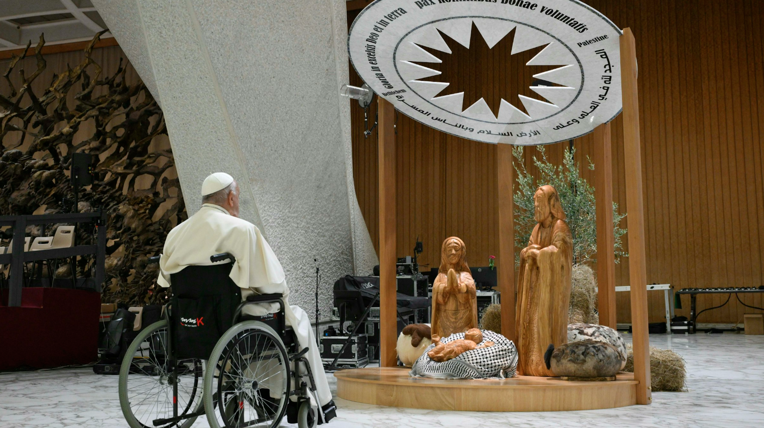 Hang đá từ vật liệu tái chế và cây thông sinh thái ở Vatican