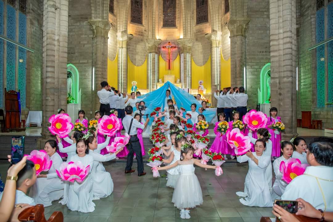 Tháng Hoa đã về
