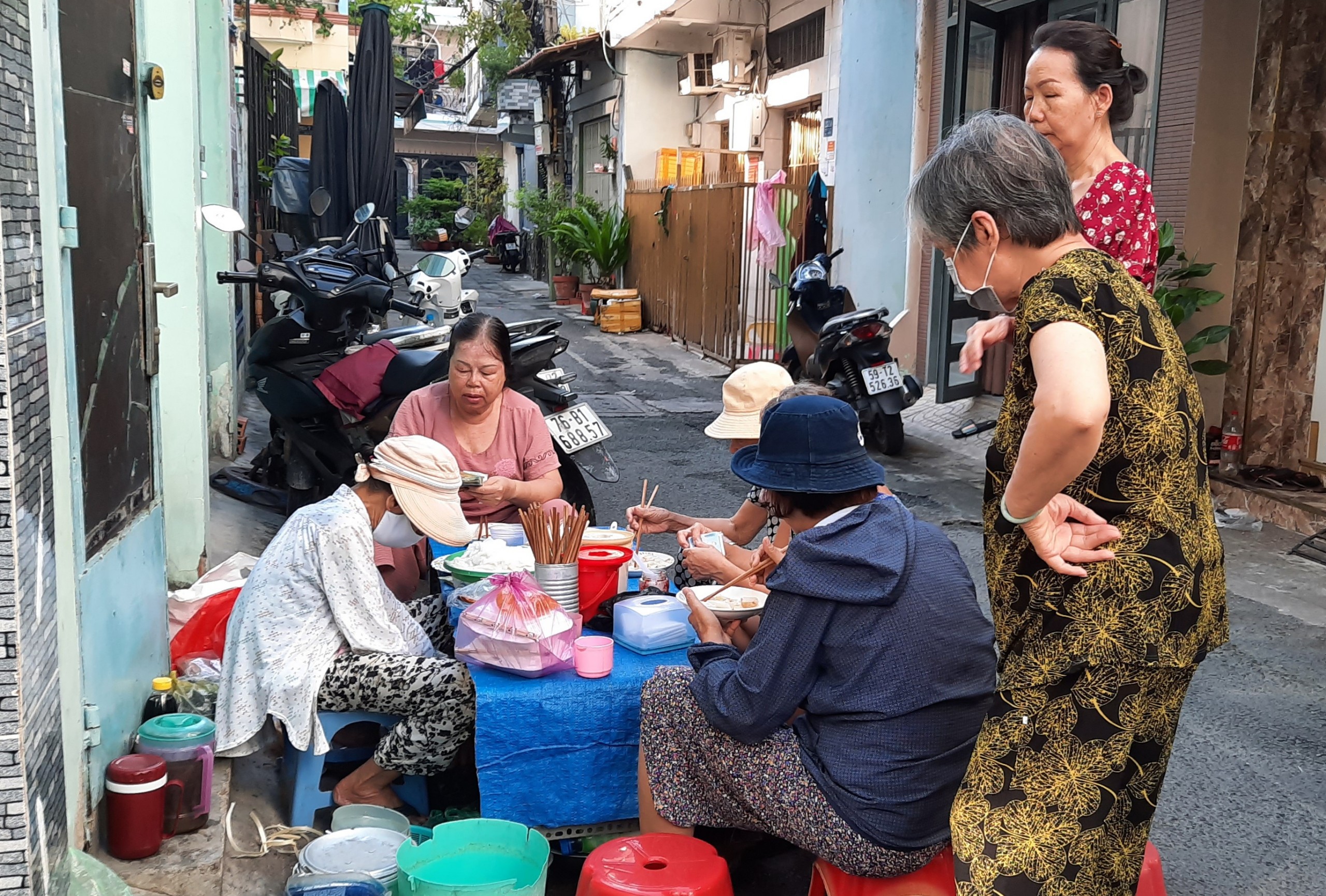 Bán bánh... để trả ơn đời