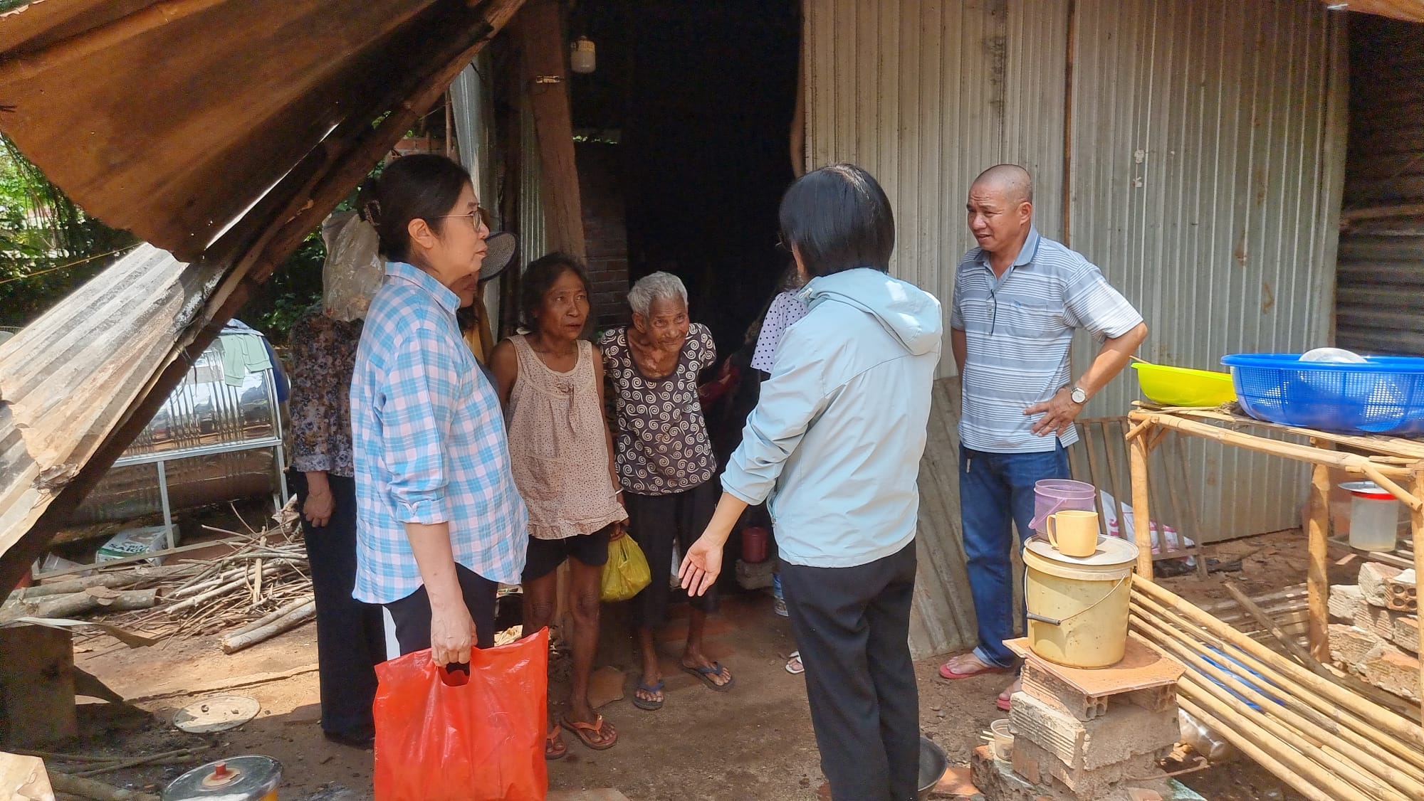 Tám nữ tu xông pha khắp nơi vì người nghèo