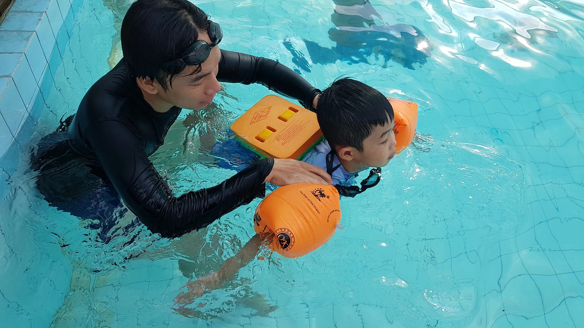 Phụ huynh trăn trở khi cho trẻ học bơi
