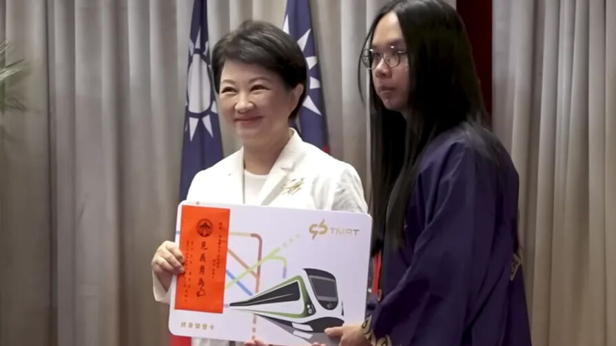Bóng lưng của những anh hùng