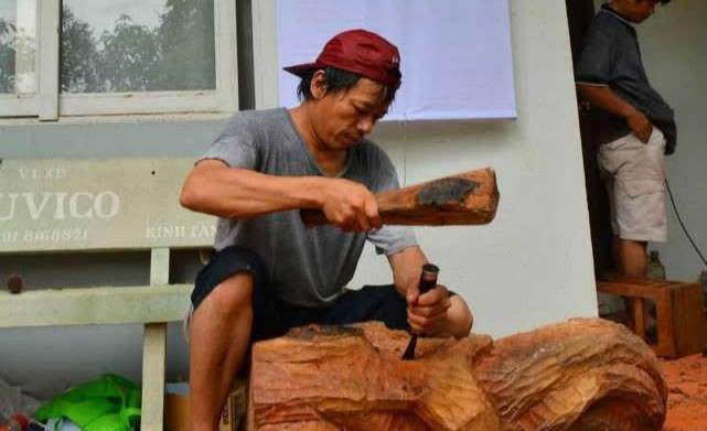 Hình ảnh tu sĩ Quang Vinh đang làm việc.JPG (52 KB)