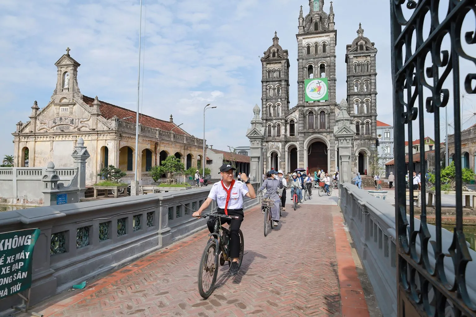 thieunhigxHaNoi.webp (223 KB)