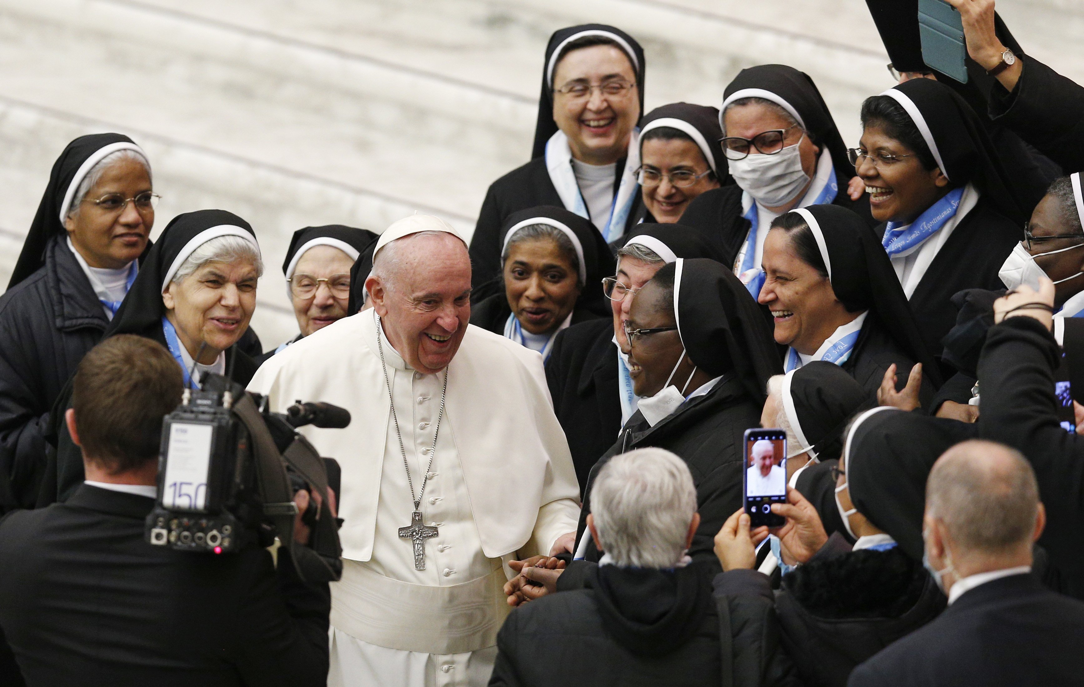 Francis with nuns 1.jpeg (1.05 MB)