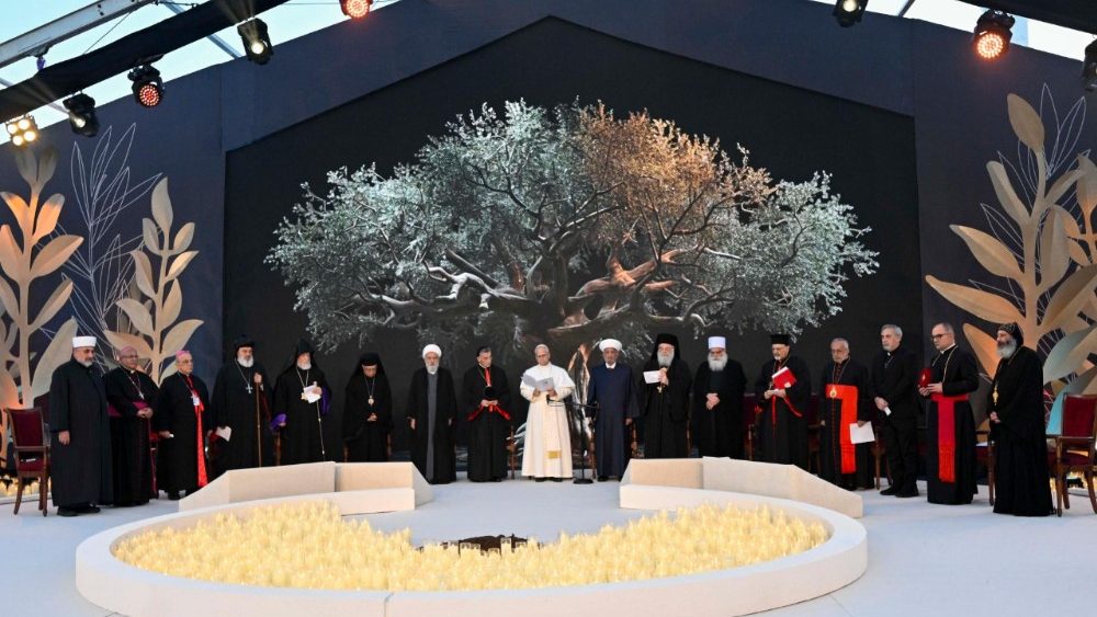 Gặp gỡ liên tôn ở quảng trường Các Vị Tử Đạo - ảnh Vatican Media.jpeg (111 KB)