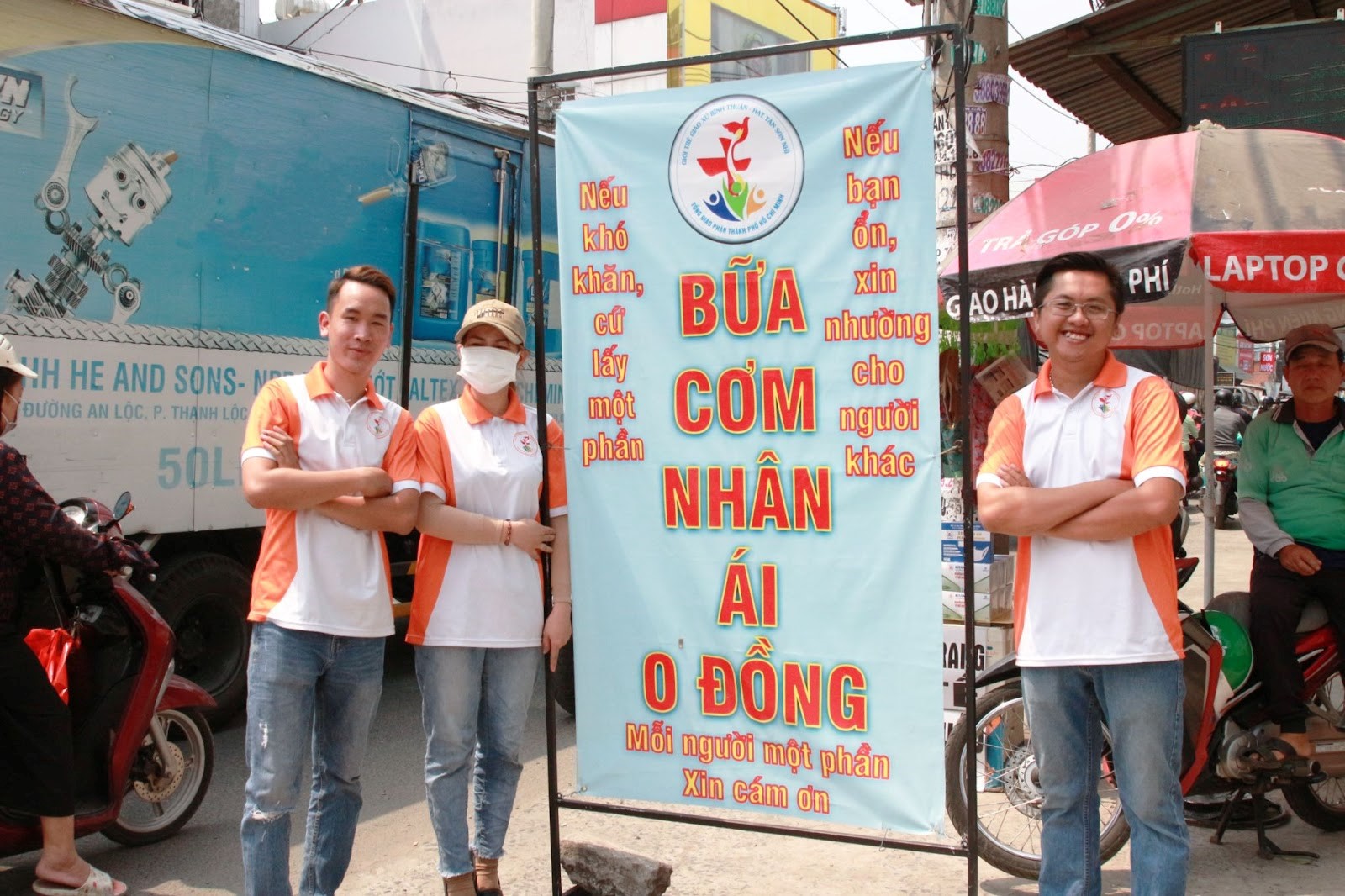 Bữa cơm nhân ái 0đ của Giáo xứ Bình Thuận, hạt Tân Sơn Nhì.jpg (381 KB)