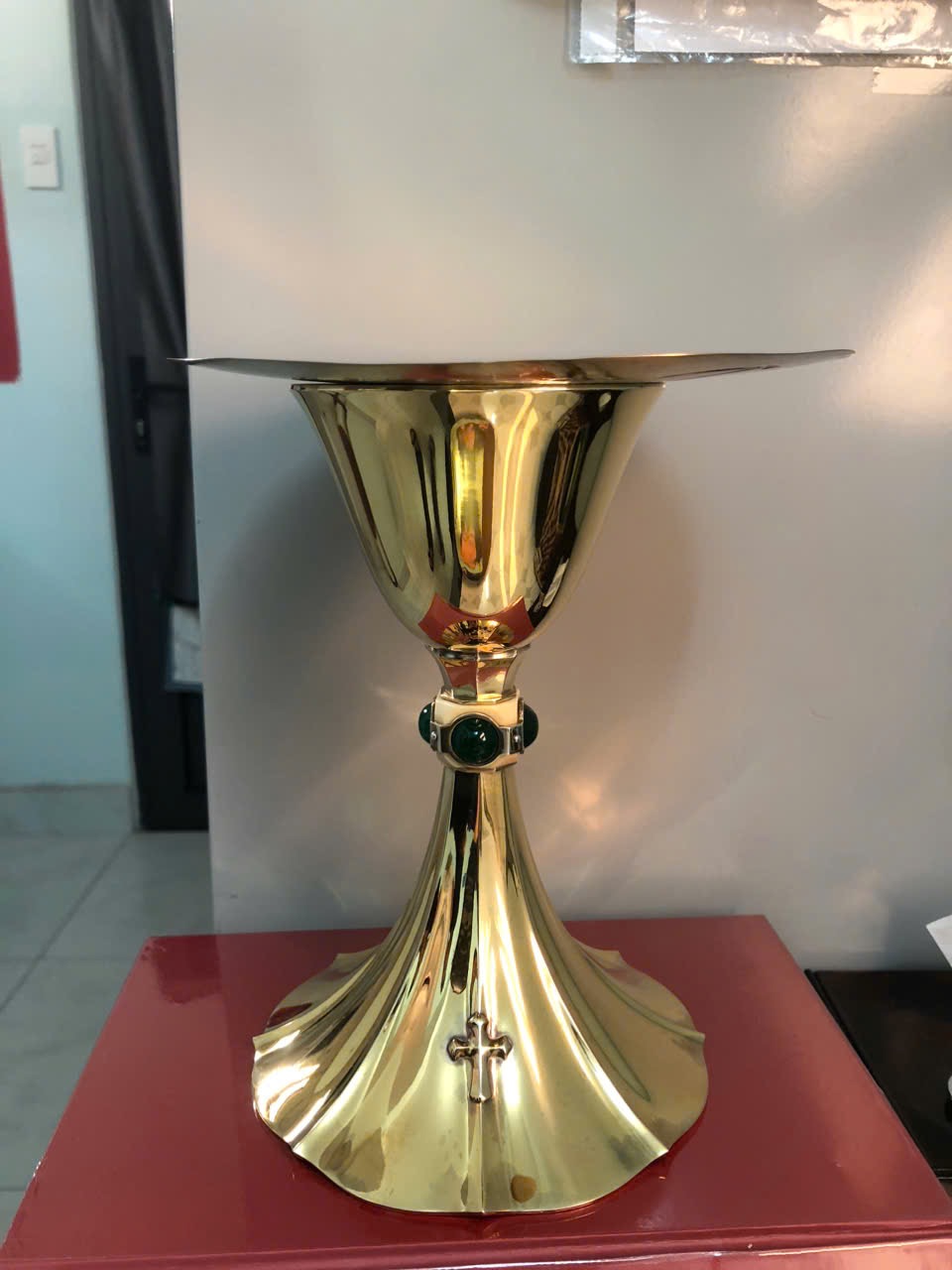 NPHH tặng bộ chén Thánh tại Pháp.JPG (126 KB)