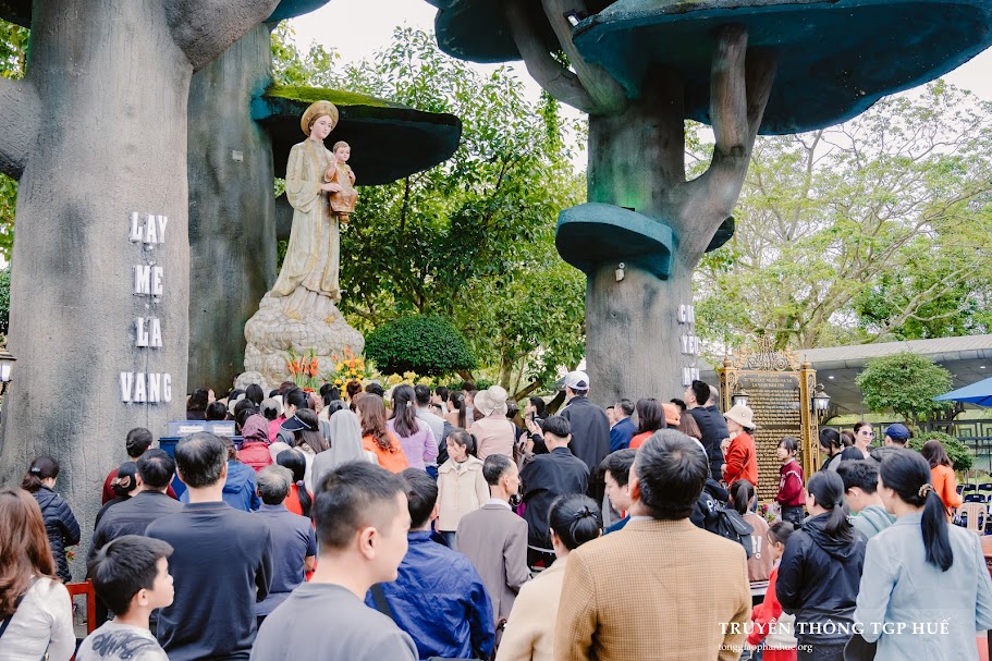 Người Huế vốn sống suy tư, tĩnh lặng, nên có thể dễ chạm tới đời sống thiêng liêng mà Tin Mừng mời gọi -  Đức TGM Giuse Đặng Đức Ngân nhận định..jpg (214 KB)