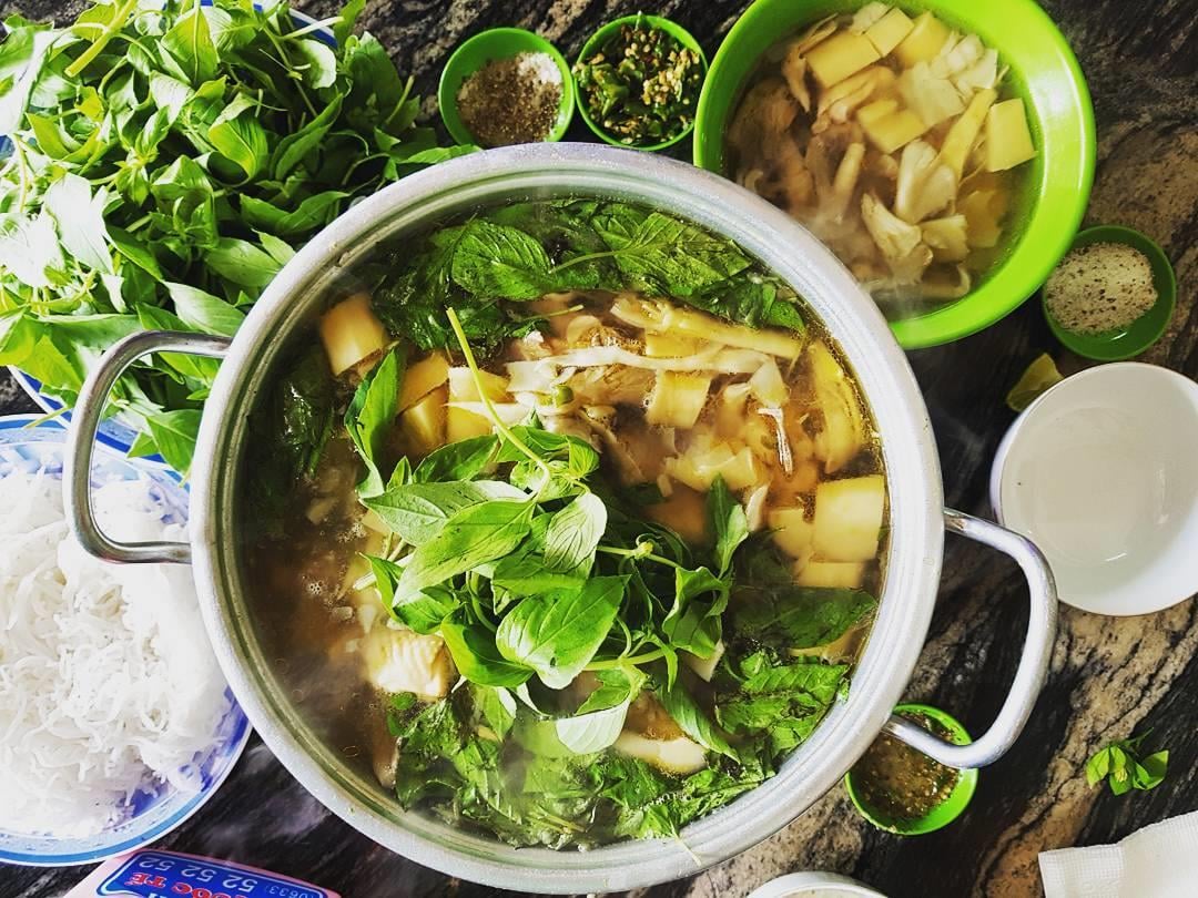 “Bộ đôi” lá é và gà
