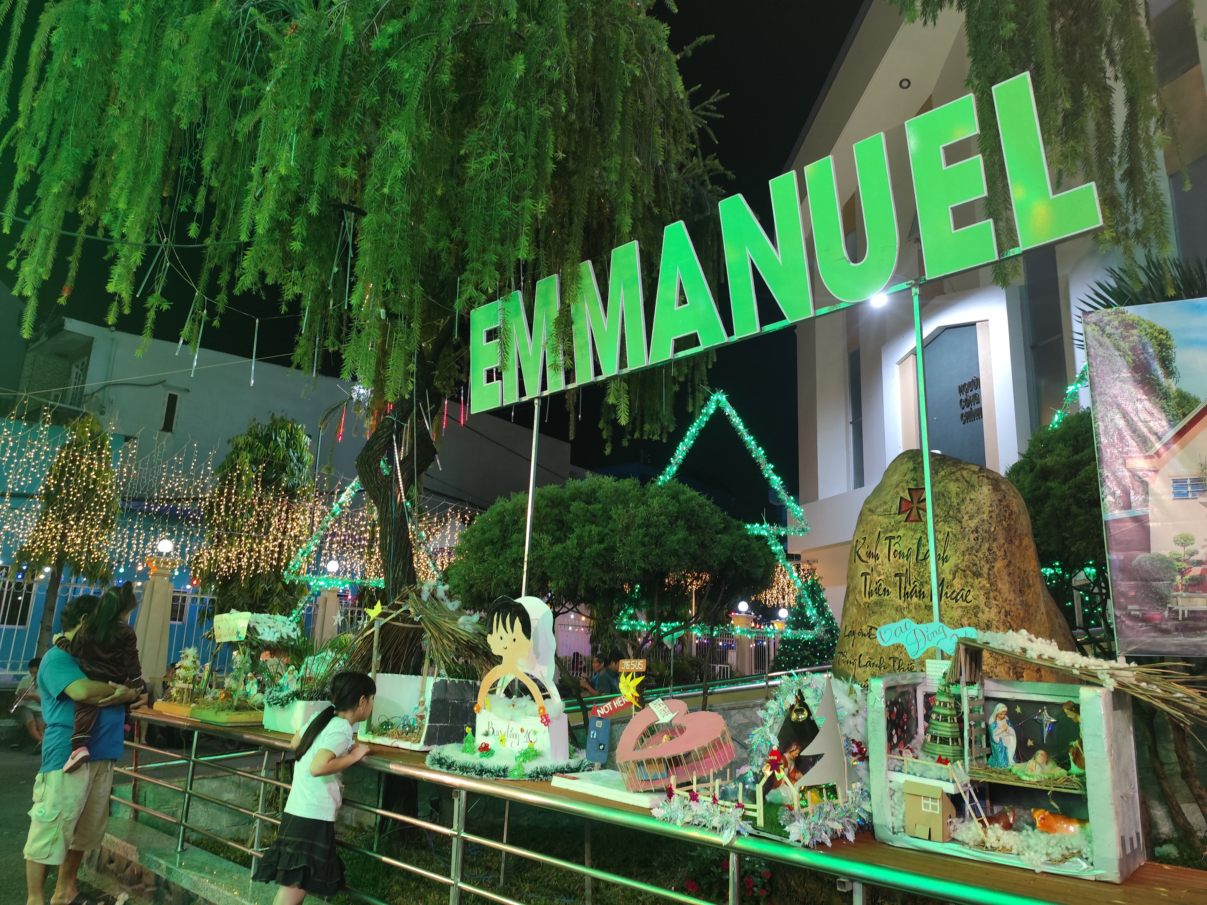 Ðơn sơ những hang đá nhỏ