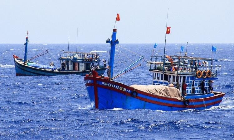 Cặp tàu trên biển Tây Nam