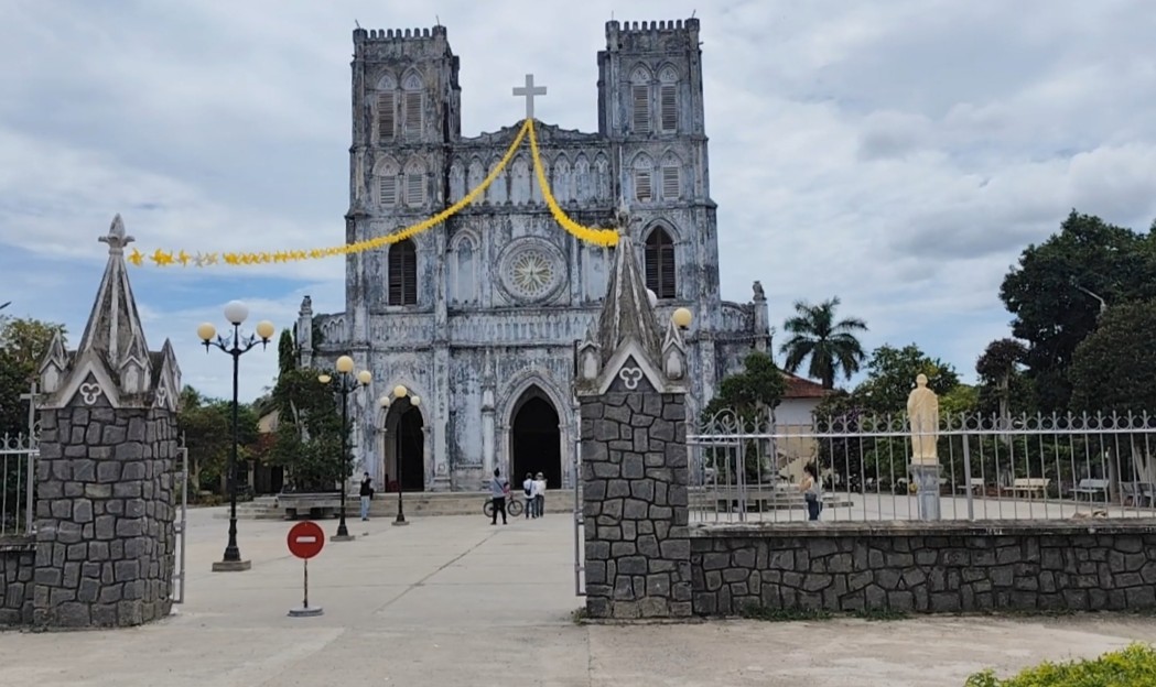 Vẻ đẹp ngôi thánh đường trải qua trăm năm mưa nắng