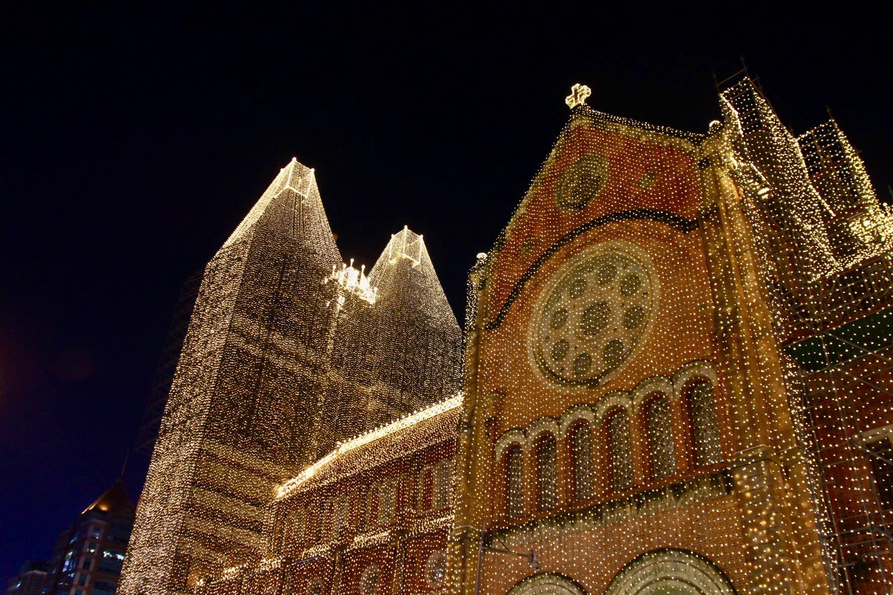 Nhà thờ Đức Bà lung linh trong ánh đèn