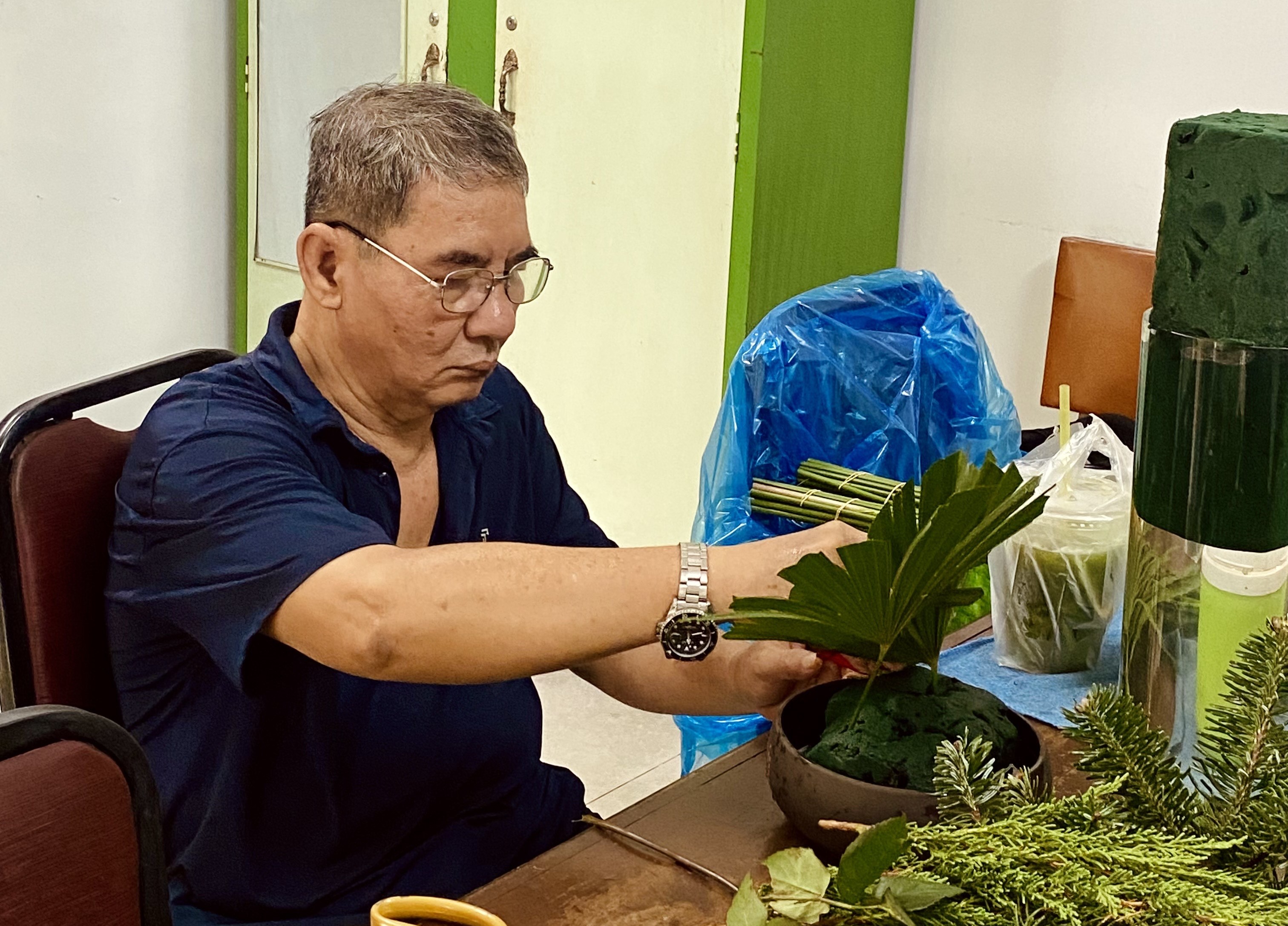 Người  đàn ông cắm hoa ở nhà thờ người Hoa