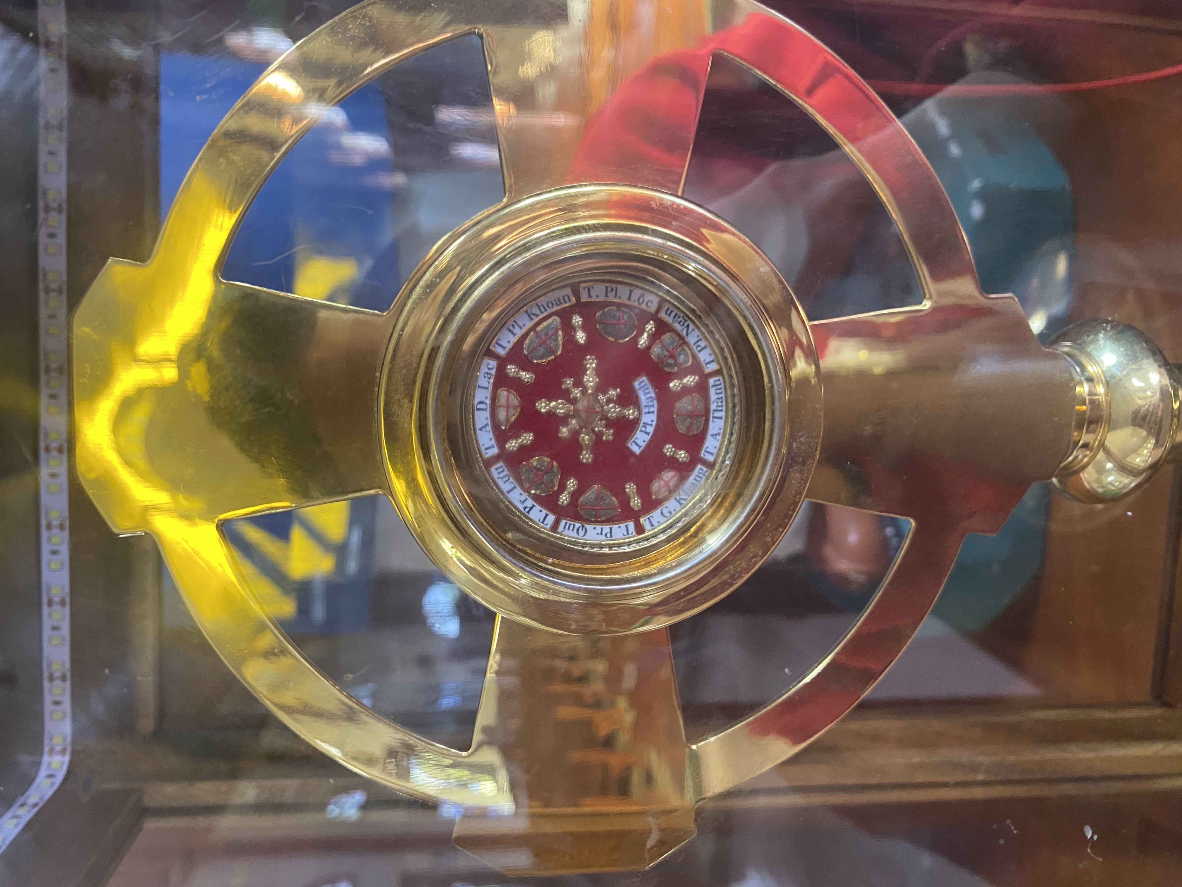 Mặt nhật có chứa 9 xương Thánh tử đạo.JPG (2.13 MB)