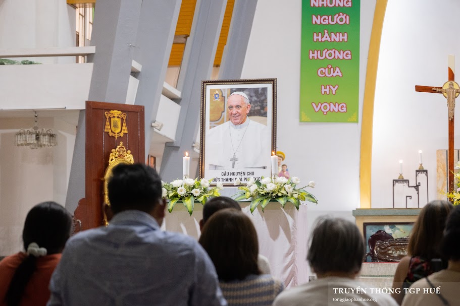2. Giáo dân TGP Huế cầu nguyện cho Đức Thánh Cha Phanxicô.jpg (102 KB)