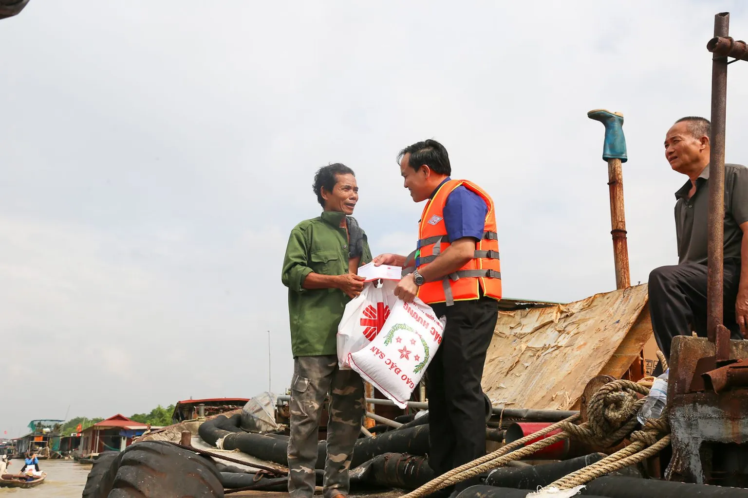 5. Caritas Tổng Giáo phận Hà Nội cứu trợ bà con chịu ảnh hưởng sau bão Bualoi.webp (116 KB)