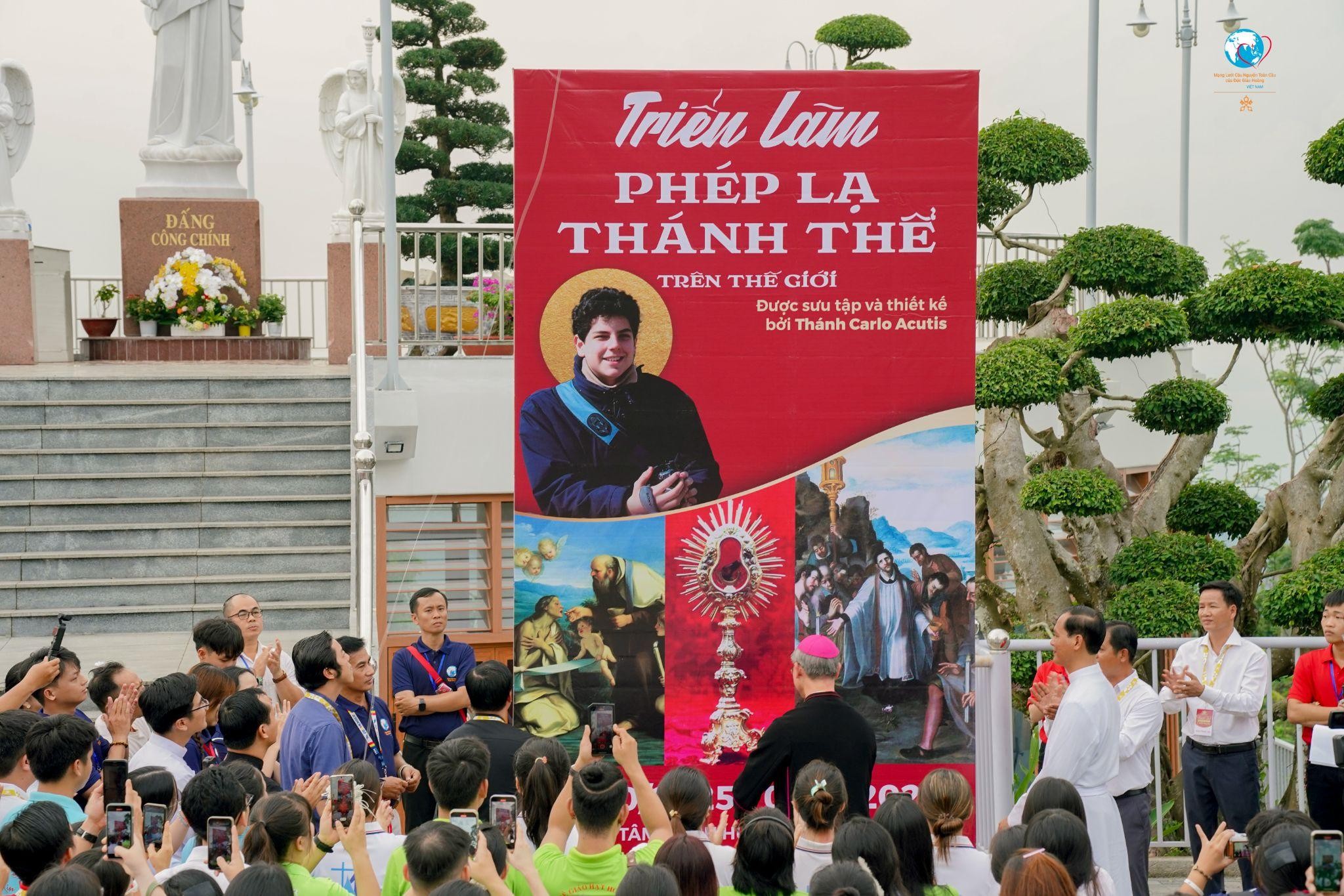 9. Triển lãm Phép lạ Thánh Thể trên thế giới tại giáo phận Xuân Lộc.jpg (645 KB)