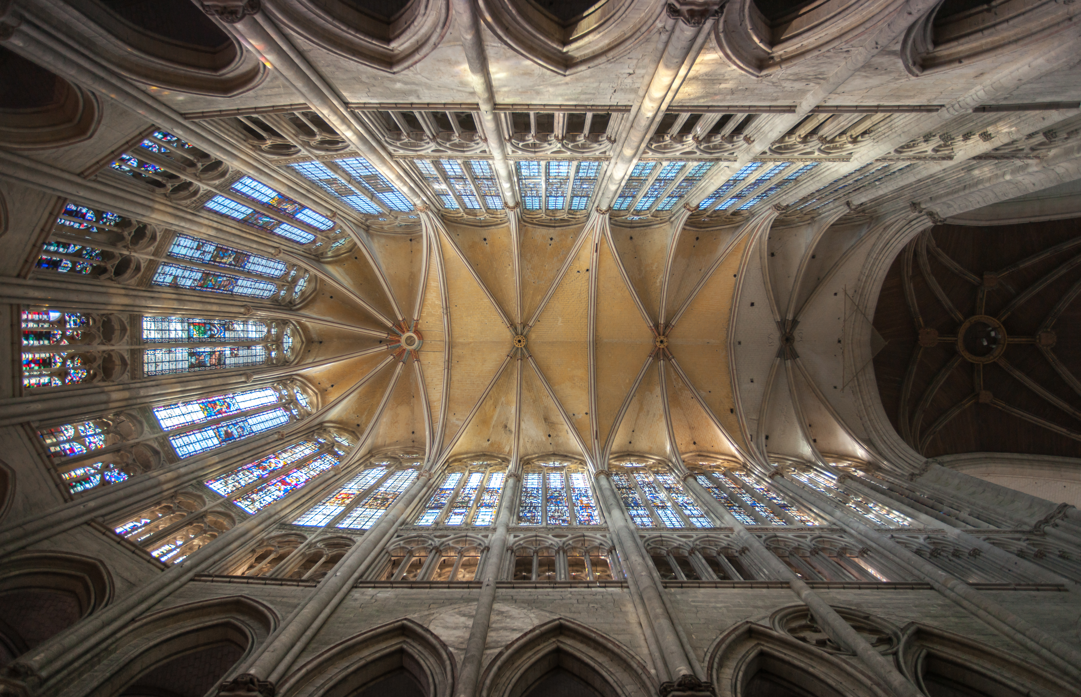 Mái vòm của cung thánh.jpg (8.09 MB)